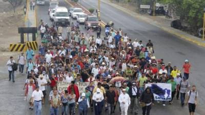 Fotografía cedida por Quadratín que muestra a la caravana del Viacrucis Migrante de México, encabezada por el sacerdote Alejandro Solalinde y conformada por 290 migrantes, mientras parte de la comunidad de Ixtepec, en el estado mexicano de Oaxaca, con rumbo a Ciudad de México. EFE