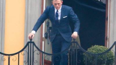 Daniel Craig caracterizando a James Bond.