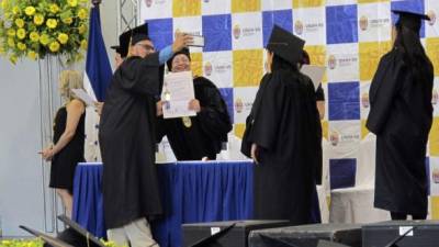 Unah-vs: egresan 422 profesionales en primera graduación
