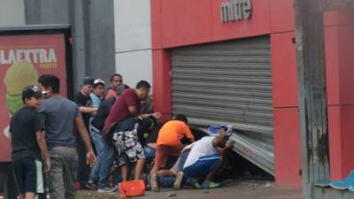Antisociales en los saqueos del primero de diciembre pasado en varios comercios de San Pedro Sula.