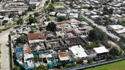 En el interior del centro puede verse basura y desperdicios, además que varios de los módulos no cuentan con el techo porque se lo han robado, según los vecinos. Fotos Yoseph Amaya