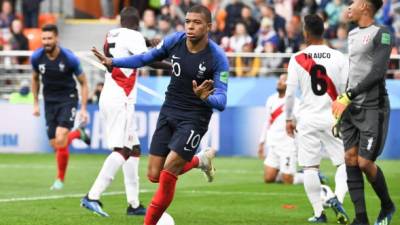 Mbappé festejando su tanto ante Perú. FOTO AFP.