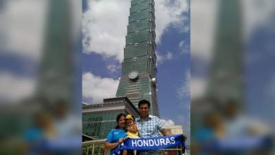 Yulliana Hinestroza, de Erandique, y Carlos Amaya, de San Pedro Sula, junto a su hija en la torre Taipe 101.