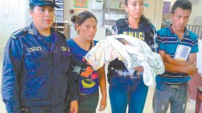Los padres de la bebé llegaron al hospital Materno Infantil después que agentes de al DNIC les informaran que su hija había aparecido.