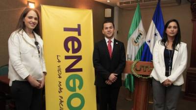 Paola Canahuati, directora de proyectos de TENGO; Roger Valladares, vicepresidente de UTH, y Denisse Flores, gerente de mercadeo de TENGO, tras la alianza.