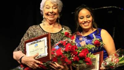 Mimí Panayotti y Maricela Nolasco recibieron las placas de Esencia de Mujer que otorga el Centro Cultural Sampedrano cada año para destacar la trayectoria de lamujer en Honduras.
