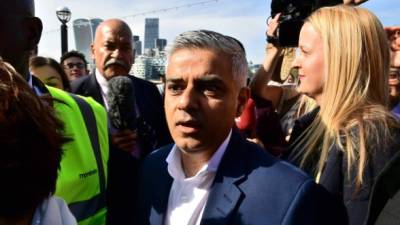 Mayor of London Sadiq Khan makes a statement after visiting Borough High Street in London on June 5, 2017, the site of the June 3 terror attack, near to Borough Market.British police on Monday made several arrests in two dawn raids following the June 3 London attacks, claimed by the Islamic State group which left seven people dead. / AFP PHOTO / Odd ANDERSEN
