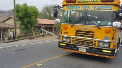 En este bus se conducían las víctimas mortales.