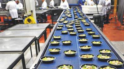 Una cinta transporta comidas preparadas de Amy’s Kitchen en una planta de Oregón, cerca de sus proveedores de materias primas orgánicas.