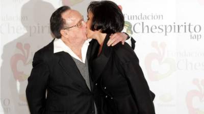 Florinda Meza besa a su esposo, Roberto Gómez Bolaños, quien falleció en noviembre.