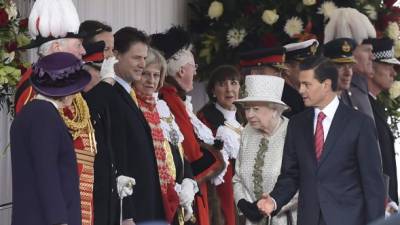 El presidente mexicano junto a la reina Isabel II en un acto oficial en el palacio de Westminster.