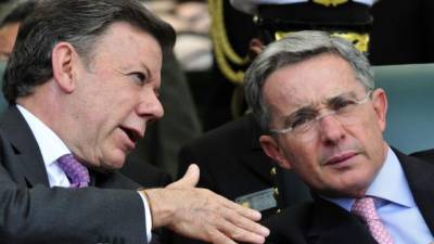 En la imagen, el presidente de Colombia, Juan Manuel Santos, y el exmandatario Álvaro Uribe. Foto: EFE/Archivo