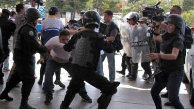 La policía de Nicaragua reprimió a decenas de manifestantes que protestaban contra Ortega en un centro comercial de Managua./AFP.