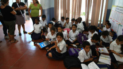 Los niños de tercer grado de la escuela Álvaro Contreras no perdieron clases ayer, aunque les tocó hacer sus tareas en el piso de la Departamental.