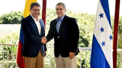 Fotografía cedida por Presidencia de Colombia que muestra al presidente colombiano, Iván Duque (d), mientras estrecha la mano de su homólogo hondureño, Juan Orlando Hernández, hoy, domingo 14 de octubre de 2018, en Armenia (Colombia). EFE/Presidencia de Colombia