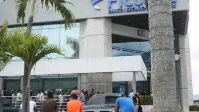 Los bancos como Ficohsa con sus agencias, autobancos y ventanillas de 9:00 am a 3:00 pm; Davivienda de 9:00 am a 3:00 pm en autobanco y agencias comerciales; agencias foráneas a autobancos de 8:30 am a 3:00 pm, y Atlántida de 8:00 am a 3:00 pm.