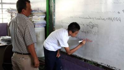 Docente impartiendo clases en Honduras.