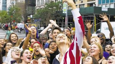 Jerome Jarre construyó una base de un millón de personas que siguen sus videos de encuentros con extraños en la calle compartidos a través de la red social Vine.