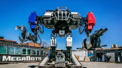 Como si de protagonistas de la saga 'Transformers' se tratara, robots humanoides gigantes se enfrentaron por primera vez en un 'duelo a muerte' en un proyecto que pretende convertirse en una modalidad 'deportiva' con millones de seguidores. Duración: 01:28 IMAGEN: MEGABOTS.