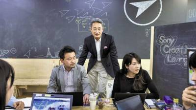Kazuo Hirai junto a empleados de Sony en Tokio.