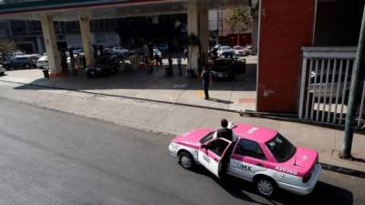 Un conductor de taxi espera para cargar combustible en Ciudad de México, México. EFE/José Méndez/Archivo