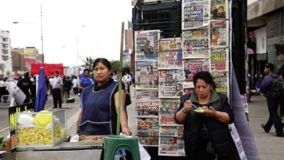 Una vendedora callejera durante una manifestación contra la reunión del Fondo Monetario Internacional y el Banco Mundial en Lima este fin de semana.