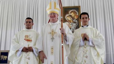 Monseñor Lenihan con los nuevos ordenados Pedro López y Pedro Lima.