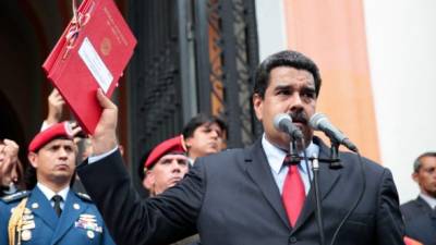 “Aquí está el presupuesto de 2017 y la ley de endeudamiento... Cúmplase”, dijo Maduro. Foto: AFP/Yoset Montes