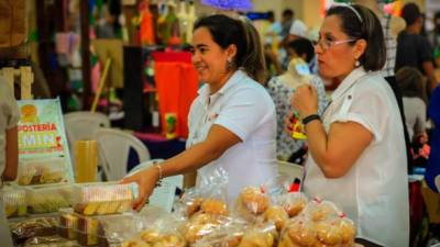 En la imagen, dos mujeres sampedranas productoras de pan.