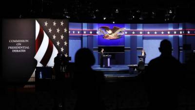 El escenario del decisivo debate entre Trump y Clinton ya está preparado para esta noche. AFP.