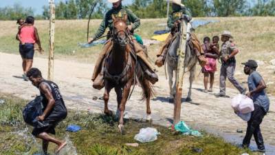 Las imágenes que parecen mostrar a los agentes de la patrulla fronteriza usando látigos contra migrantes haitianos que cruzan la frontera sur de Estados Unidos desde México son inaceptables, indicó la Casa Blanca este lunes.