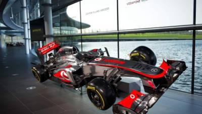 Un modelo Fórmula 1 de McLaren, que se exhibe en su Centro de Tecnología, en Woking, Inglaterra.