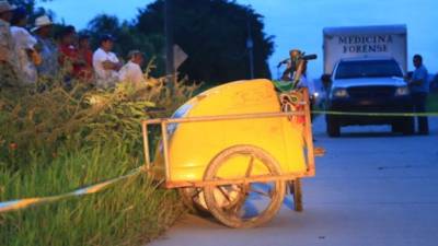 El carrito de conos de Abel Montes quedó a la orilla de una calle.