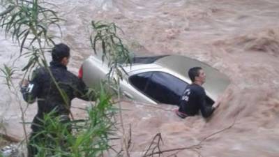 El ciudadano Joel Caballero perdió el control de su vehículo sobre el puente de la colonia Los Robles y cayó al río.