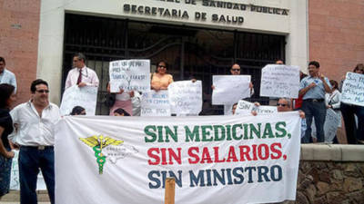 Miembros del Colegio Médico de Honduras reclaman medicamentos, salarios y beneficios en la Secretaría de Salud.