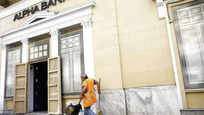 Una subsidiaria de Alpha Bank en Atenas el lunes.