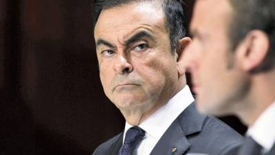 Carlos Ghosn, presidente ejecutivo de Renault, con Emmanuel Macron, ministro de Economía de Francia.