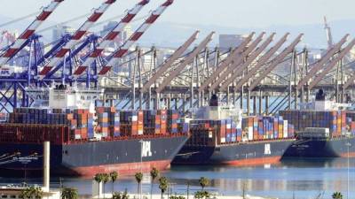 Los buques de carga hacen fila en el puerto de Los Ángeles. Se espera que la normalización demore entre tres y seis meses.