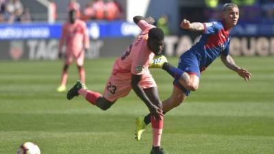 El zaguero francés Umtiti lideró la zona defensiva del Barcelona ante Huesca. FOTO AFP.