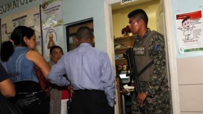 Desde el pasado miércoles, elementos del Ejército y la Policía Militar tomaron control de las farmacias de los hospitales públicos.