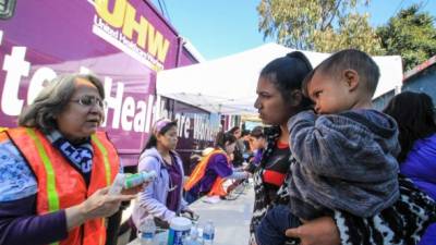 AME8429. TIJUANA (MÉXICO), 23/02/2019.- Personas pertenecientes a la caravana de migrante son atendidos por médicos estadounidenses este sábado, en el albergue Movimiento Juventud 2000, en la ciudad de Tijuana (México). Alrededor de cien médicos y más de cincuenta enfermeros llegaron a Tijuana esta tarde desde Los Ángeles, California, con el objetivo de atender de manera gratuita las cuestiones de salud a las que se enfrentan los migrantes de todas las nacionalidades que se encuentran en la ciudad. EFE/Joebeth Terriquez