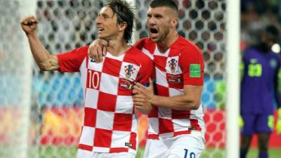 Luka Modric celebrando su gol con Ante Rebic. Foto AFP