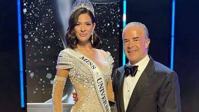 El empresario mexicano Raúl Rocha Cantú junto a la Miss Universo 2023, Sheynnis Palacios.