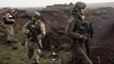 Soldados turcos se preparan para cruzar la frontera sirio-turca. EFE