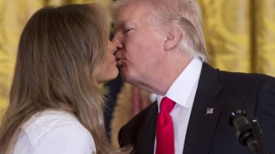 El magnate saluda a Melania durante un evento por el Día de las Madres en la Casa Blanca. AFP.