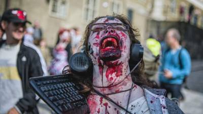 Una mujer disfrazada como un zombi participa en un paseo zombie en la ciudad de Estocolmo.