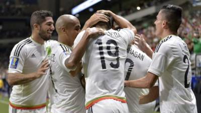 SAN09. SAN ANTONIO (TX, EE.UU.), 16/07/2017.- Jugadores de México celebran un gol ante Curazao hoy, domingo 16 de julio de 2017, durante un partido de la Copa Oro entre México y Curazao realizado en el estadio Alamodome en San Antonio (EE.UU.). EFE/DARREN ABATE