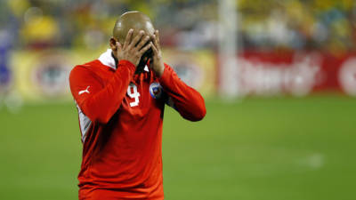 El 'Chupete' Suazo podría perderse el Mundial de Brasil por una operación que lo alejará cuatro meses de los entrenamientos.