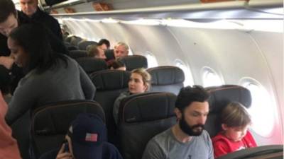 El esposo del agresor tomó una imagen de Ivanka en el avión. Foto Twitter.
