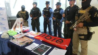 Agentes de la FNA y de la Policía Preventiva muestran lo encontrado en la vivienda de la colonia Villeda Morales, de Comayagüela.